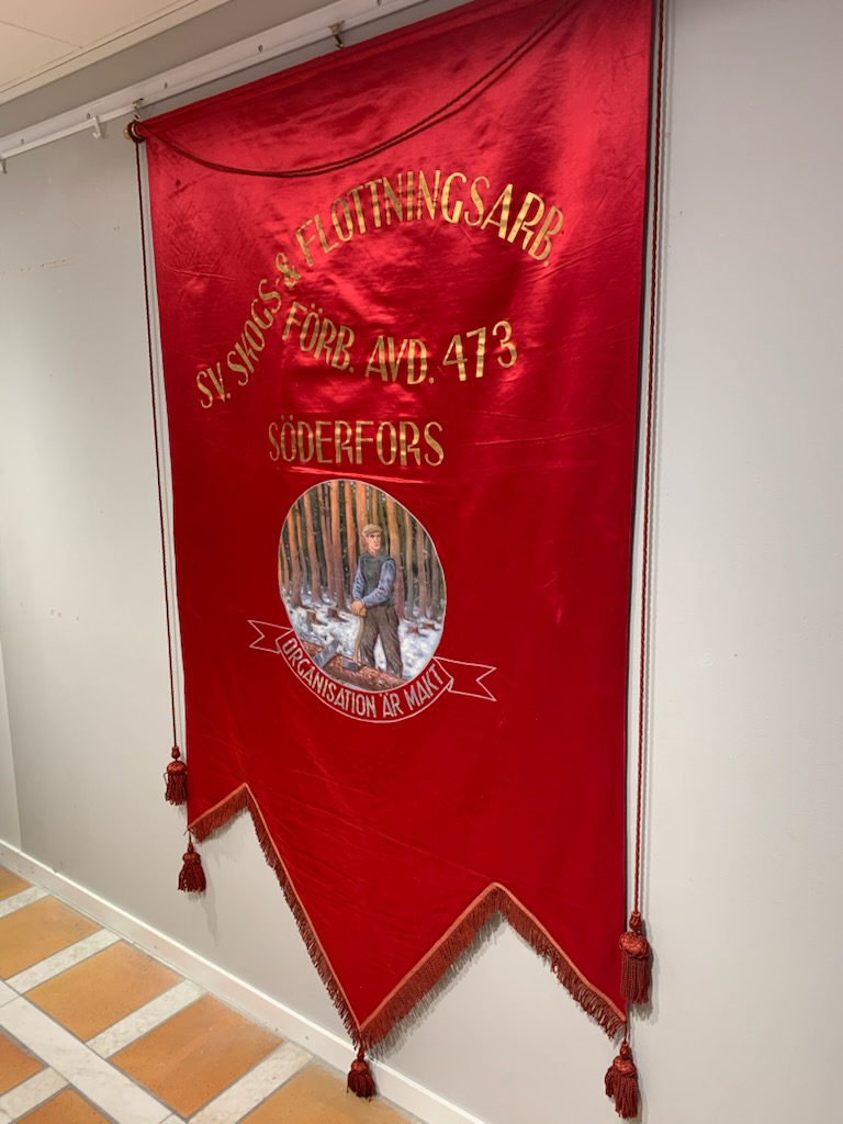 
               A photograph of a banner.
            